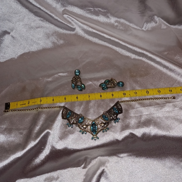 Pretty Jasmine costume jewelry necklace and clip-on earrings - Picture 4 of 5